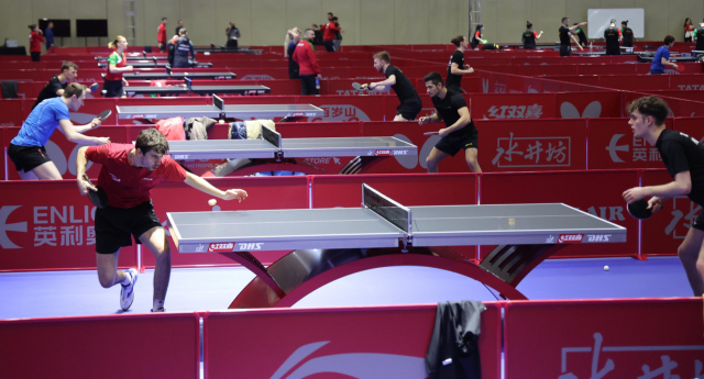 부산세계탁구선수권대회가 열리는 부산 해운대구 벡스코 제1전시장에 설치된 연습장에서 13일 오전 선수들이 연습을 하고 있다. 이재찬 기자 chan@