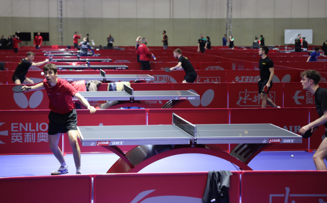 부산세계탁구선수권대회가 열리는 부산 해운대구 벡스코 제1전시장에 설치된 ‘선수용 연습장’에서 13일 오전 대회 참가 선수들이 연습을 하고 있다. 이재찬 기자 chan@