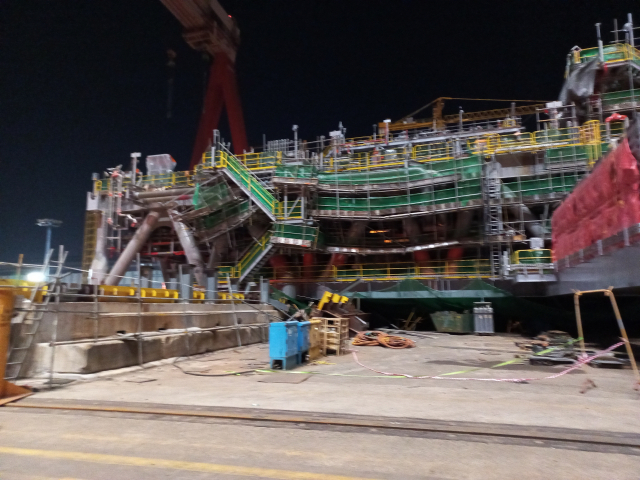 노동자 사망사고가 발생한 HD현대중공업 울산조선소 작업 현장. 울산소방본부 제공