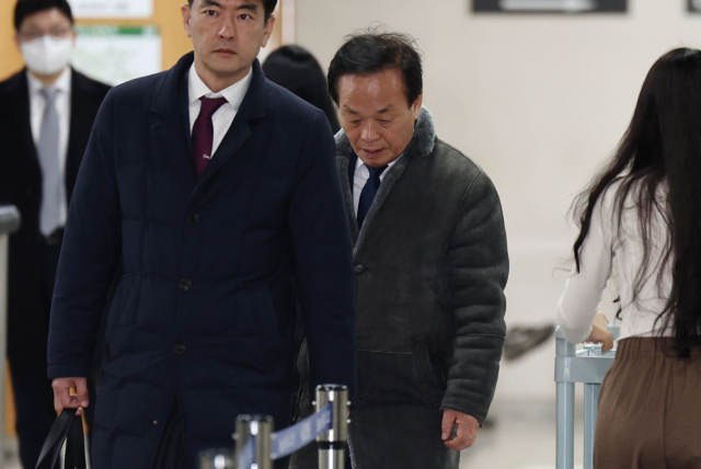 백현동 개발 특혜 의혹의 ‘대관 로비스트’로 지목된 김인섭 전 한국하우징기술 대표가 13일 오후 서울 서초구 서울중앙지방법원에서 열린 특정범죄가중처벌 등에 관한 법률 위반(알선수재) 혐의 1심 선고 공판에 출석하고 있다. 이날 서울중앙지법 형사합의27부는 김 전 대표에게 징역 5년을 선고했다. 연합뉴스