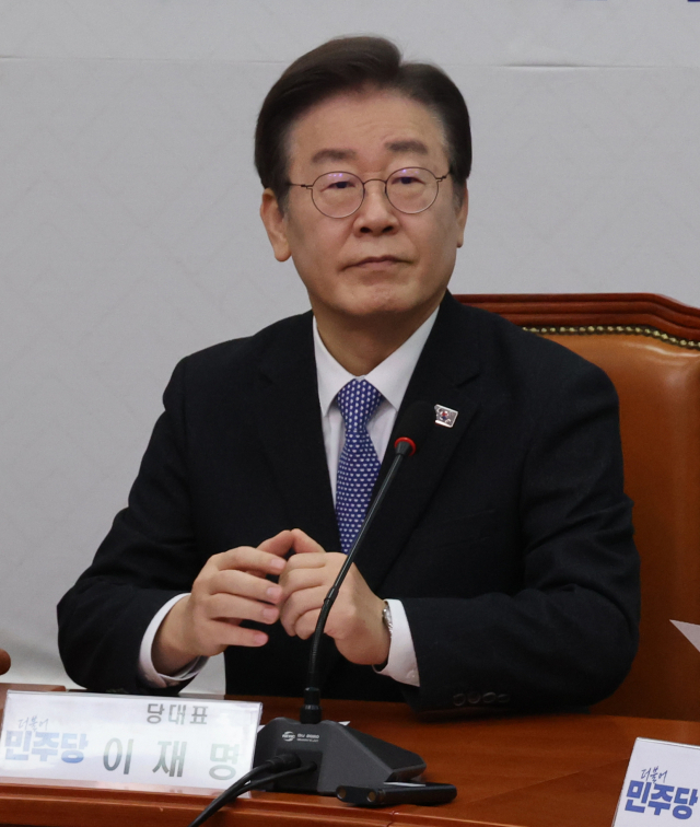 더불어민주당이 총선 후보 공천과 관련, ‘컷오프’(공천 배제) 대상자 통보를 시작했다. 사진은 민주당 이재명 대표가 지난 7일 국회에서 열린 최고위원회의에 참석하는 모습. 연합뉴스 제공.