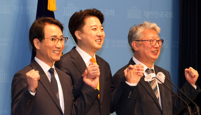 개혁신당 이원욱, 조응천 의원이 13일 국회에서 총선 출마 선언 기자회견을 하고 있다. 왼쪽부터 이원욱 의원, 이준석 대표, 조응천 의원 더불어민주당 탈당파인 이들은 기존 지역구인 화성과 남양주에서 출마한다. 연합뉴스