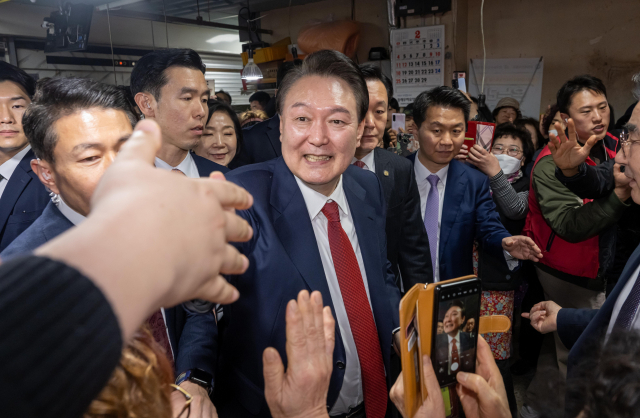 윤석열 대통령이 13일 부산 동래구 동래시장을 방문해 상인들과 인사를 나누고 있다. 김종진 기자 kjj1761@