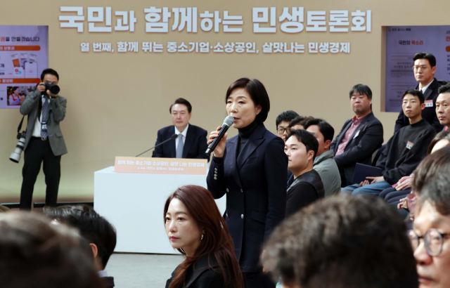 윤석열 대통령이 신년 업무보고를 겸해 각 지역을 돌며 진행하고 있는 민생토론회가 13일 오후 부산시청에서 ‘부산이 활짝 여는 지방시대’를 주제로 열렸다. 지난 8일 서울 성동구 레이어57에서 열린 민생토론회 장면. 연합뉴스