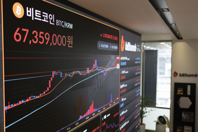 가상화폐 대장주 비트코인이 26개월 만에 5만 달러를 돌파했다. 13일 서울 서초구 빗썸 고객센터 모습. 연합뉴스