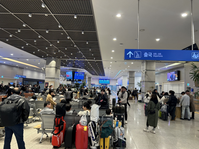 설 연휴 마지막 날인 지난 12일 오후 6시께 부산항국제여객터미널 3층 출국장이 여객선을 타려는 시민들로 북적이고 있다. 부산항만공사 제공