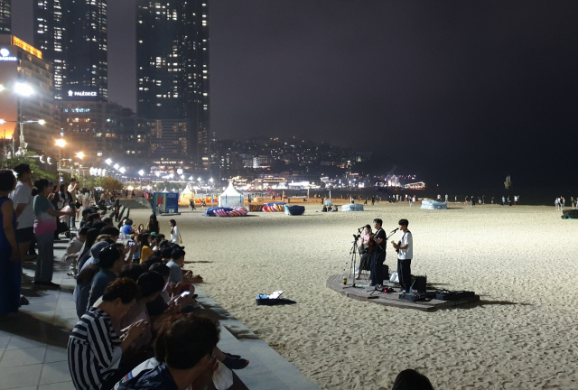 부산 해운대해수욕장 ‘버스킹 존’ 공연.