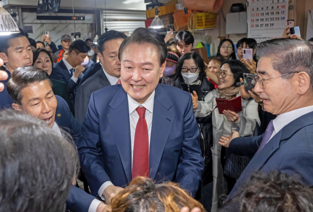 윤석열 대통령이 13일 오후 부산 동래구 동래시장을 방문해 상인들과 인사를 나누고 있다. 김종진 기자 kjj1761@