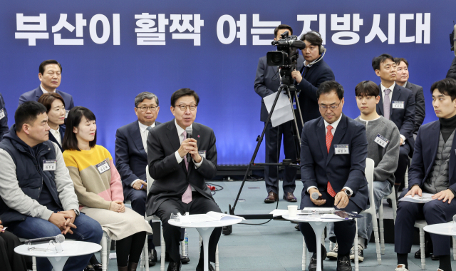 박형준 부산시장이 13일 열린 ‘국민과 함께하는 민생토론회-열한 번째, 부산이 활짝 여는 지방시대’에서 발표하고 있다. 김종진 기자