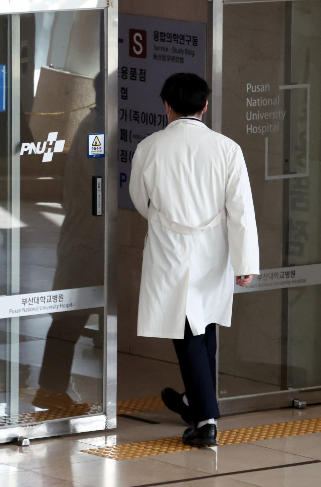 의대 정원 증원 추진 파장이 계속되고 있는 가운데 13일 부산대학교병원에서 의사들이 분주하게 지나가고 있다. 정종회 기자 jjh@