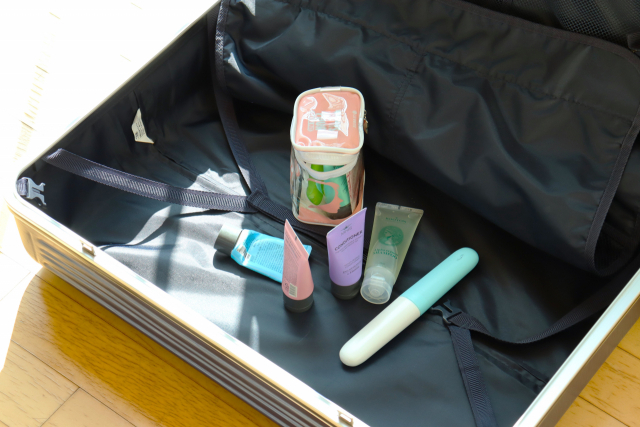 여행용 가방 안의 각종 소형 액체류와 젤류 용품. 남태우 기자