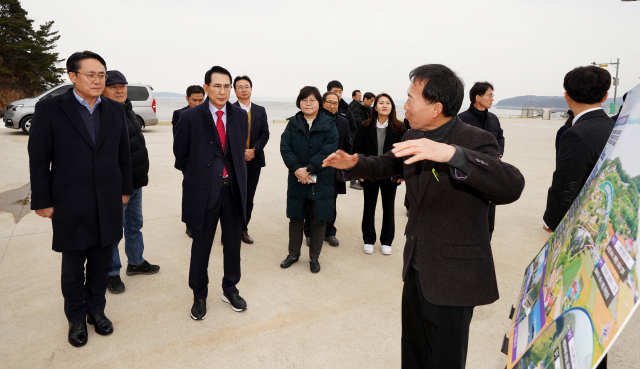 강도형(왼쪽) 해양수산부 장관이 지난 1월 26일 충남 서산시 팔봉면 ‘호리 어촌신활력 증진사업’ 현장을 찾아 이완섭 서산시장으로부터 사업 진행상황에 대한 설명을 듣고 있다. 서산시 제공