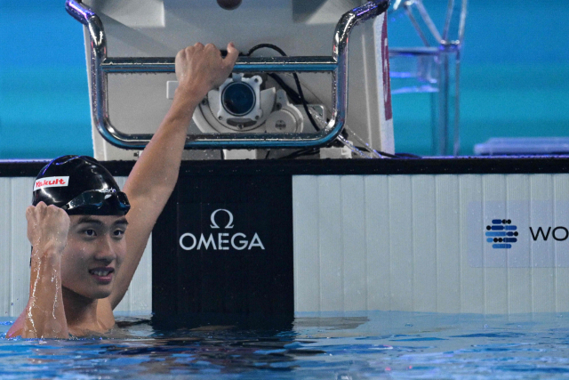 황선우가 2024 국제수영연맹 세계선수권대회 경영 남자 자유형 200ｍ 결승에서 우승한 후 기뻐하고 있다. AFP연합뉴스