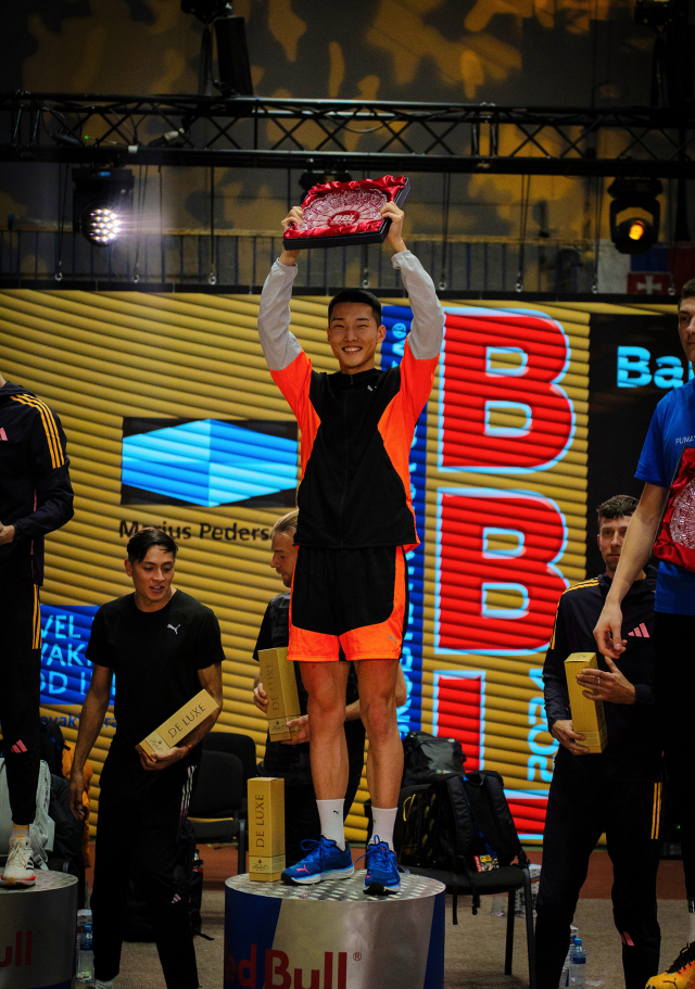 우상혁(가운데)이 14일 슬로바키아 반스카비스트리차에서 열린 실내 높이뛰기 대회에서 우승한 뒤 환하게 웃고 있다. 연합뉴스