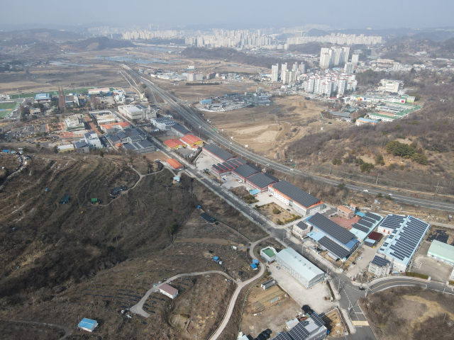 경남 진주시 문산읍 삼곡리 일원에 위치한 실크전문농공단지 모습. 최근 진주시가 실크와 관련 없는 업종이 입주한 사실을 파악하고 경찰에 고발 조치 했다. 김현우 기자