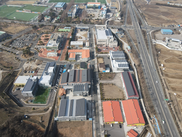 진주시 점검 결과 실크전문단지 내 가동 공장 가운데 1/3 이상이 실크와 관련 없는 업체로 확인됐다. 김현우 기자