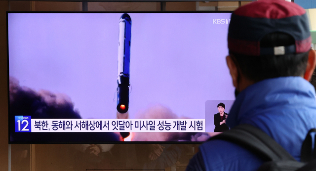 북한이 동해상으로 순항미사일 여러 발을 발사한 14일 서울역 대합실에서 시민들이 관련 뉴스를 시청하고 있다. 연합뉴스 제공.
