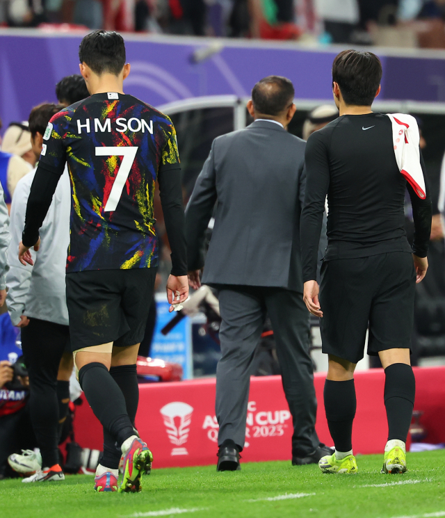 지난 7일(한국시간) 2023 아시아축구연맹(AFC) 아시안컵 4강전 한국과 요르단 경기가 끝난 뒤 손흥민(왼쪽)과 이강인이 허탈한 뒷모습으로 경기장을 나서고 있다. 연합뉴스