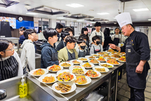 와이즈유 영산대학교(총장 부구욱) 조리예술학부 K-Food조리전공 최영호 교수와 대표동아리 ‘수저락’은 최근 청소년 진로체험 프로그램 ‘예스! 셰프(Yes! Chef)’를 진행했다.