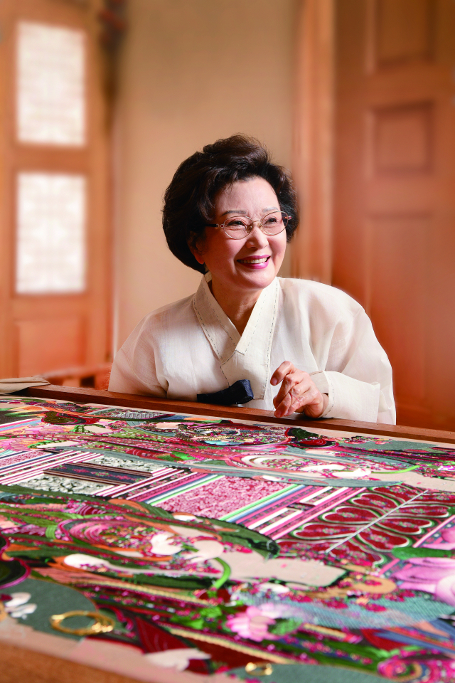 ‘이야기마당 덤덤덤’ 6월 강연자인 국가무형문화재 자수장 보유자 최유현. 사진은 국립부산국악원 제공