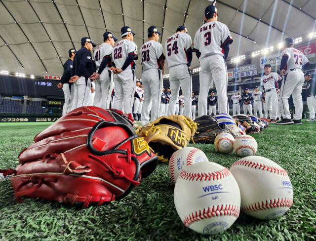 지난해 11월 열린 아시안프로야구챔피언십(APBC)에 출전한 한국 대표팀 선수들이 도쿄돔에서 공식 훈련을 갖고 있다. 연합뉴스