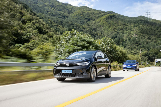 환경부가 최근 ‘2024년도 전기차 보조금 개편안’을 발표하면서 국내 전기차 판매법인들이 가격을 내리거나 고객 프로모션 지원책을 내놓기로 하는 등 대응책 마련에 분주한 모습이다. KG모빌리티의 ‘토레스 EVX’(위)와 폭스바겐의 ‘ID.4’. KG모빌리티·폭스바겐코리아 제공