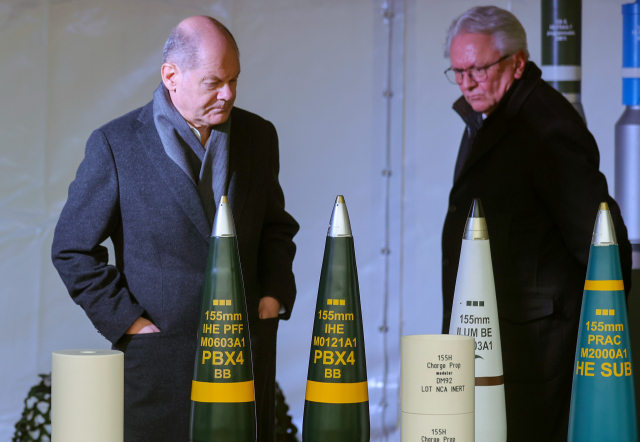 독일 올라프 숄츠(왼쪽) 총리와 ‘라인메탈’의 아르민 파페르거 CEO가 12일 니더작센주의 신규 공장을 돌아보고 있다. EPA연합뉴스