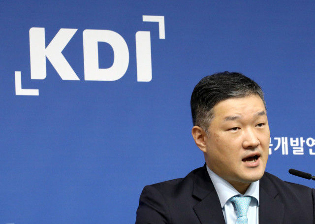 정규철 한국개발연구원(KDI) 경제전망실장이 14일 오전 정부세종청사에서 2024년 2월 KDI 경제전망 수정 보고서에 관해 설명하고 있다. 연합뉴스