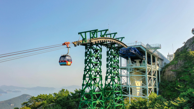 경남 통영 관광 인프라의 핵심으로 꼽히는 통영케이블카. 통영관광개발공사는 케이블카 내 새로운 볼거리와 단체고객 유치 등을 통해 지역 방문 관광객을 대거 유치할 계획이다. 부산일보DB