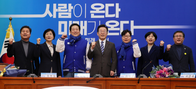 더불어민주당 이재명 대표가 14일 국회에서 열린 인재환영식에서 18·19호 인재로 영입된 유동철(왼쪽 세 번째) 동의대 사회복지학과 교수, 김상우 안동대 경영학과 교수와 기념촬영을 하고 있다. 연합뉴스