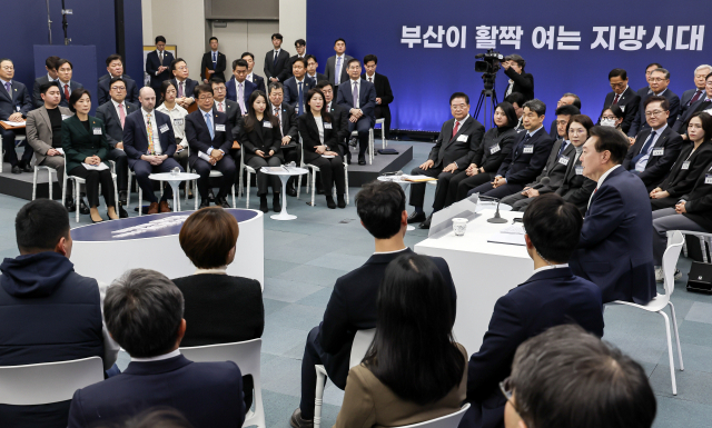 윤석열 대통령이 13일 열린 민생토론회에서 안건 발표를 듣고 있다. 김종진 기자 kjj1761@