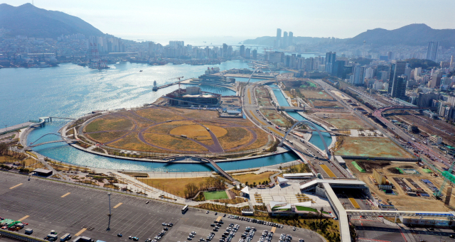 북항 재개발 사업이 윤석열 대통령의 부산 민생토론회 이후 다시 한 번 주목받고 있다. 북항 재개발 구역 내 친수공원 경관수로. 정종회 기자 jjh@