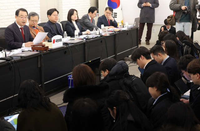 국민의힘 정영환 공천관리위원장이 14일 서울 여의도 당사에서 제22대 총선을 앞두고 1차 단수추천 지역을 발표하고 있다. 연합뉴스