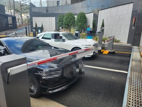 부산 남구의 한 아파트 단지 주차장 입구 막고 있는 차량 모습. 입주민 제공