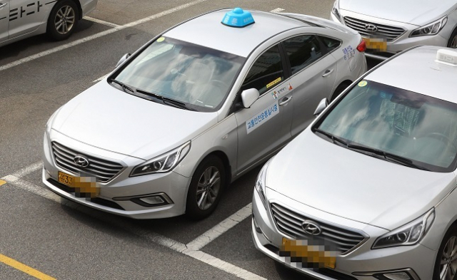 60세 이상 자영업자가 처음으로 200만명을 넘어선 것으로 나타났다. 인구가 고령화되면서 60세 인구가 늘어난 원인도 있지만 개인택시와 택배 등 운수업을 하기 시작한 고령층이 급증한 영향이 컸다. 부산일보 DB