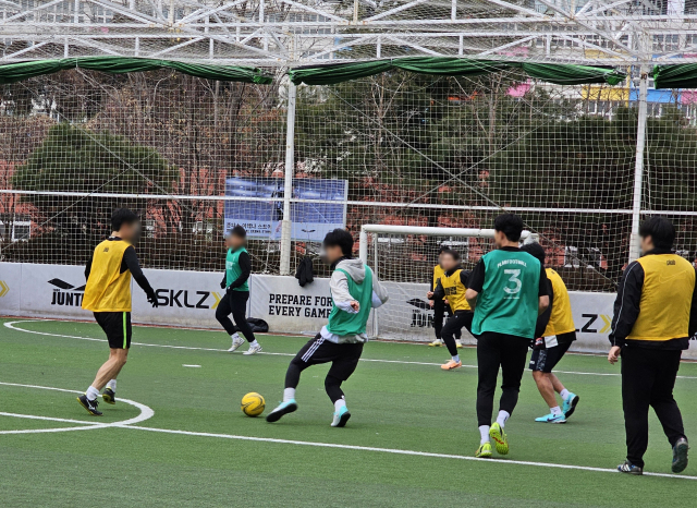 지난달 부산진구 ‘준타스 풋살 아레나’에서 풋살 경기가 진행되고 있다. 이날 경기는 풋살 매칭 플랫폼인 ‘플랩풋볼’을 통해 신청한 참가자들이 모여 열린 ‘소셜매치’다. 조경건 부산닷컴 기자