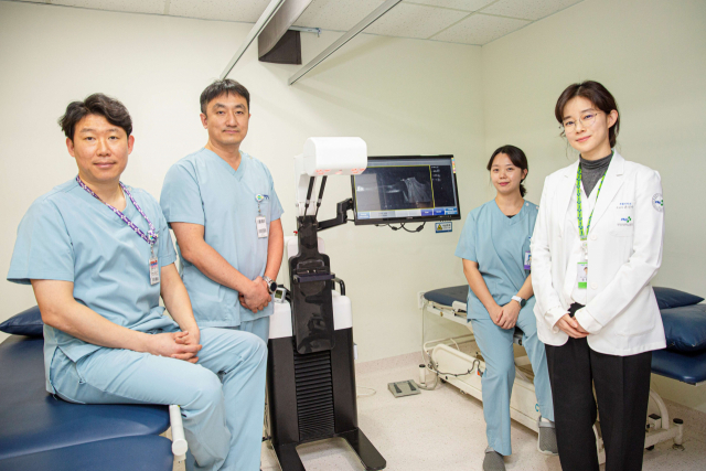 부산대병원 재활의학과 림프부종 치료실의 치료팀. 왼쪽부터 최수홍 이민형 김예지 물리치료사, 윤진아 재활의학과 교수. 부산대병원 제공