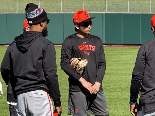 14일(현지시간) 샌프란시스코 자이언츠 스프링캠프에 처음 합류한 이정후(가운데). 연합뉴스
