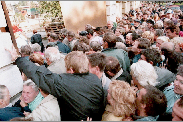 1998년 러시아 경제위기 때 상트페테르부르크의 한 세제 공장에 비누와 세정제를 사기 위해 북새통을 이룬 군중들 모습. 연합뉴스