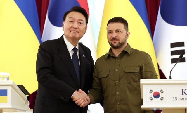윤석열 대통령이 지난해 7월 우크라이나를 방문해 키이우 마린스키궁에서 볼로디미르 젤렌스키 대통령과 악수하고 있다. 대통령실 제공