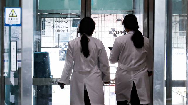 의사단체가 정부의 의대 증원 방침에 반발하며 전국 곳곳에서 집회를 진행한 15일 부산 서구 부산대학교병원에서 의사들이 지나가고 있다. 김종진 기자 kjj1761@