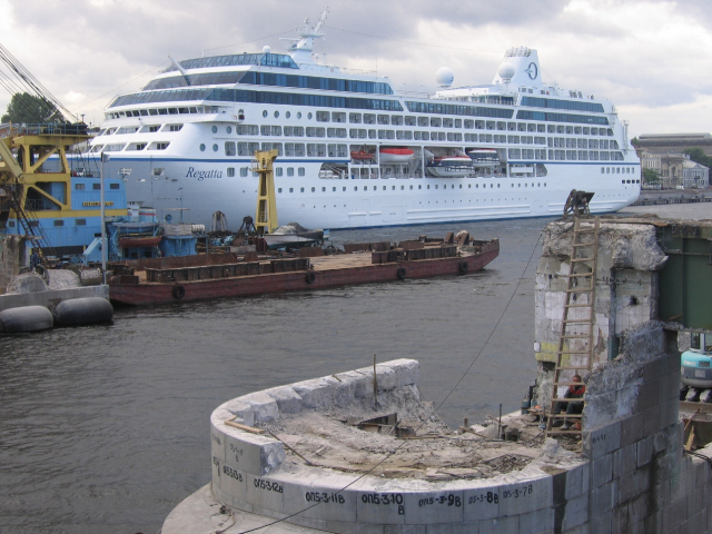 호화 유람선이 정박한 옆에서 오래된 문화유적인 네바강 다리가 대대적으로 해체 복원 중인 상트페테르부르크 네바강 모습. 연합뉴스