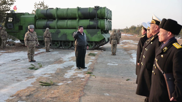 김정은 북한 국무위원장은 지난 14일 오전, 해군에 장비하게 되는 신형 지상대해상 미사일 ‘바다수리-6형’ 검수 사격 시험을 지도했다고 조선중앙TV가 15일 보도했다. 연합뉴스 제공.