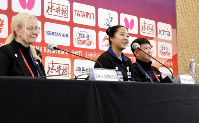 ‘BNK부산은행 2024 부산세계탁구선수권대회’ 공식 기자회견이 15일 오후 부산 벡스코 미디어센터에서 열려 페트라 쇠링 국제탁구연맹(ITTF) 회장, 신유빈 선수, 유승민 조직위원장이 밝은 표정으로 발언을 하고 있다.(왼쪽부터) 정종회 기자 jjh@