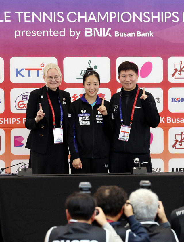 ‘BNK부산은행 2024 부산세계탁구선수권대회’ 공식 기자회견이 15일 오후 부산 벡스코 미디어센터에서 진행됐다. 페트라 쇠링 국제탁구연맹(ITTF) 회장, 신유빈 선수, 유승민 조직위원장이 기자회견 후 포즈를 취하고 있다.(왼쪽부터) 정종회 기자 jjh@
