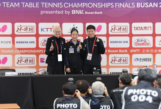 BNK부산은행 2024 부산세계탁구선수권대회 공식 기자회견이 15일 오후 부산 벡스코 미디어센터에서 진행됐다. 페트라 쇠링 국제탁구연맹(ITTF) 회장, 신유빈 선수, 유승민 조직위원장이 기자회견 후 포즈를 취하고 있다. 정종회 기자 jjh@