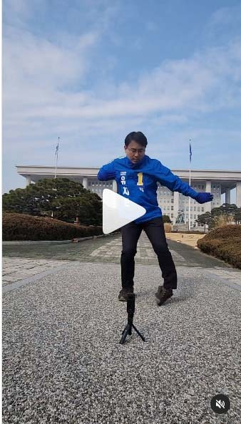 나루토춤을 추는 더불어민주당 유지곤 예비후보. SNS 캡처.