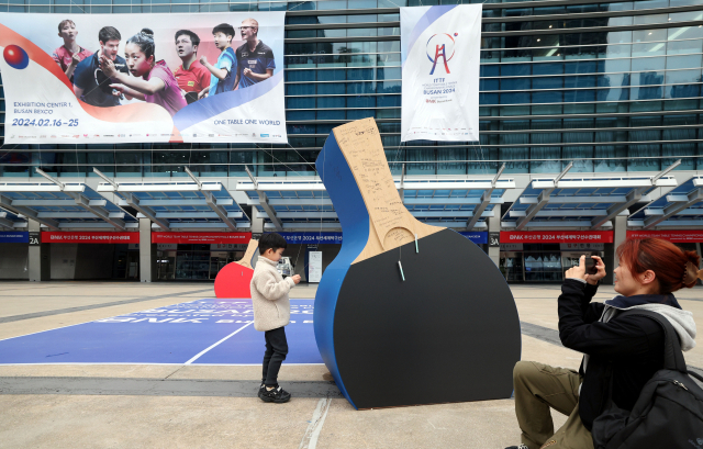 ‘BNK부산은행 2024 부산세계탁구선수권대회'가 하루 앞으로 다가온 15일 오후 대회 장소인 부산 해운대구 벡스코 광장에 대형 탁구채 조형물이 설치돼 있다. 정종회 기자 jjh@
