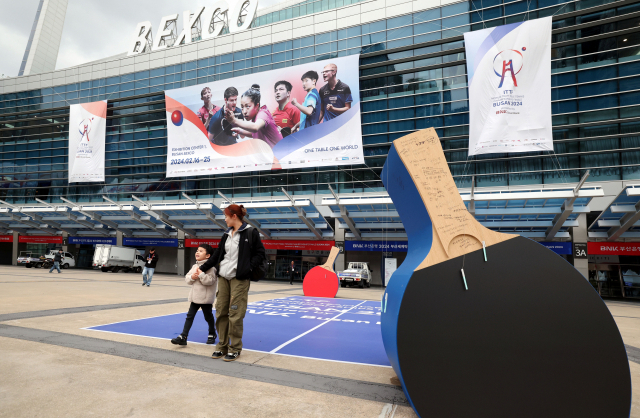 BNK부산은행 2024 부산세계탁구선수권대회'가 하루 앞으로 다가온 15일 오후 대회 장소인 부산 해운대구 벡스코 광장에 대형 탁구채 조형물이 설치돼 있다. 정종회 기자 jjh@