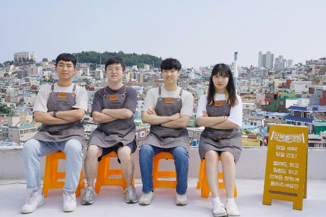 부산일보 기자와 PD가 제작한 산복빨래방에서의 이야기를 다룬 <산복빨래방>이 2024 원북원부산 일반 부문 최종 후보 3권에 올랐다. 부산일보DB